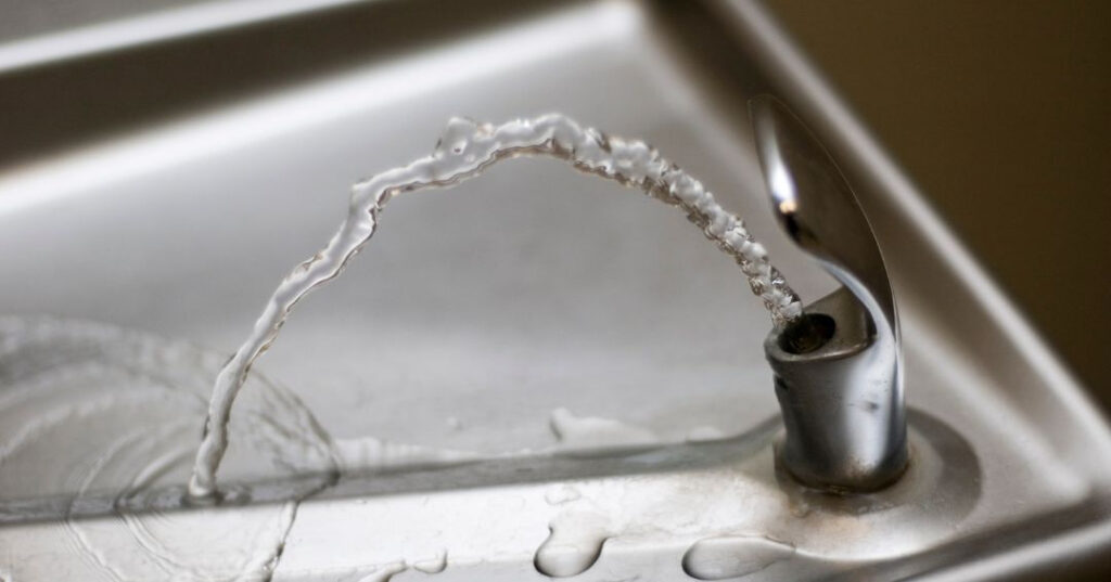 Conserto de Bebedouro em Salvador | Assistência Perto de Mim vazamento de agua no bebedouro